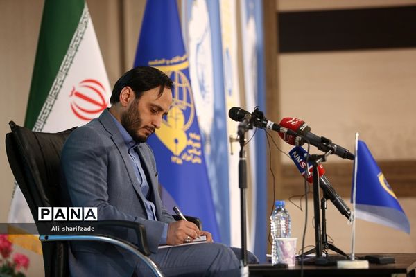 حضور علی بهادری جهرمی در همایش اتحادیه انجمن‌های اسلامی دانش‌آموزان