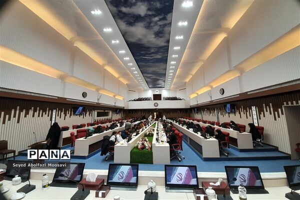 نشست صمیمانه دانش‌آموزان با استاندار خراسان رضوی