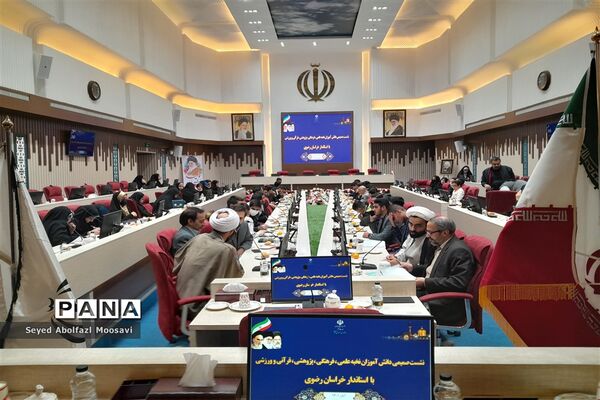 نشست صمیمانه دانش‌آموزان با استاندار خراسان رضوی