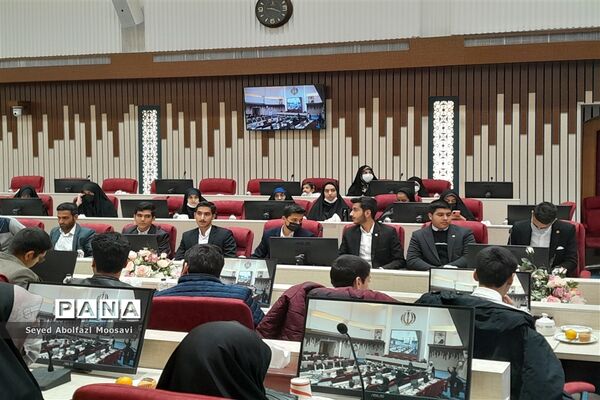 نشست صمیمانه دانش‌آموزان با استاندار خراسان رضوی