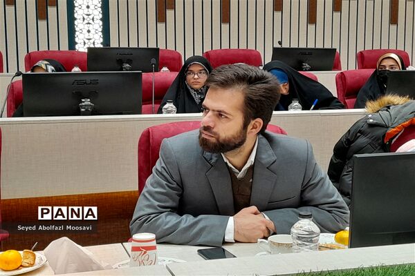 نشست صمیمانه دانش‌آموزان با استاندار خراسان رضوی