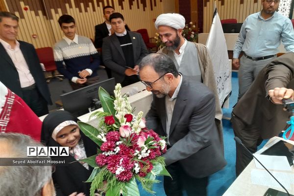 نشست صمیمانه دانش‌آموزان با استاندار خراسان رضوی