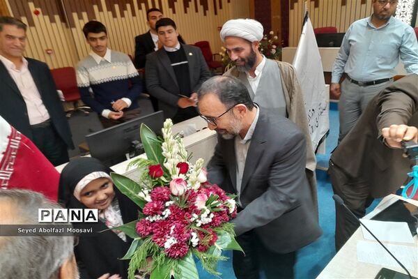 نشست صمیمانه دانش‌آموزان با استاندار خراسان رضوی