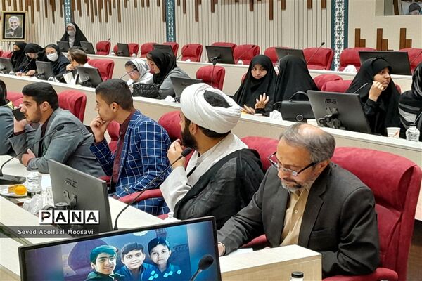 نشست صمیمانه دانش‌آموزان با استاندار خراسان رضوی
