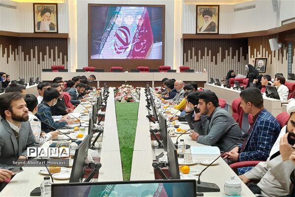 نشست صمیمانه دانش‌آموزان با استاندار خراسان رضوی