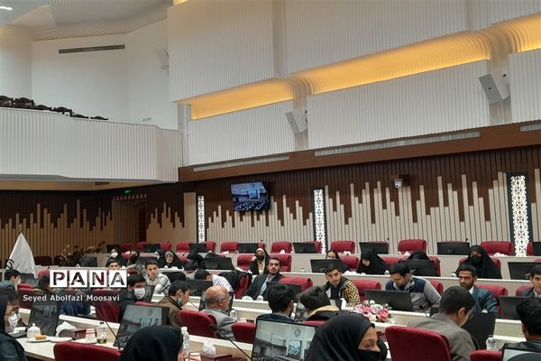 نشست صمیمانه دانش‌آموزان با استاندار خراسان رضوی