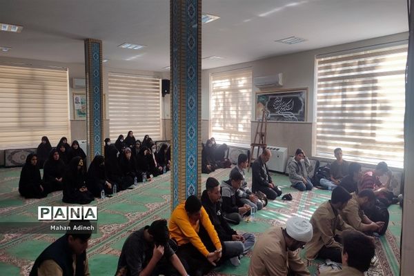 نشست صمیمی و اردوی تفریحی و تربیتی فرماندهان واحدهای بسیج دانش‌آموزی شهرستان رباط‌کریم و پرند در اردوگاه شهید‌باهنر