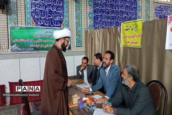 برپایی میز خدمت اداره آموزش و پرورش شهرستان خرمدره در حاشیه نماز جمعه