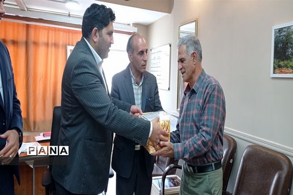 جلسه تقدیر و تشکر از برگزیدگان و عوامل اجرایی مراسم روز دانش‌آموز استان لرستان