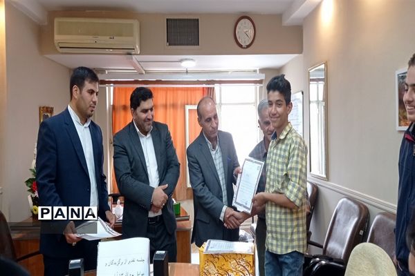 جلسه تقدیر و تشکر از برگزیدگان و عوامل اجرایی مراسم روز دانش‌آموز استان لرستان