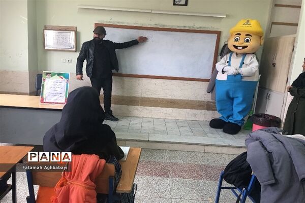 تقدیر از دانش‌آموزان دبیرستان مرضیه از سوی شرکت ملی گاز ایران