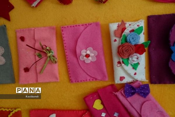 نمایشگاه دست‌سازه‌های دانش‌آموزان دبستان شیخ مرتضی انصاری منطقه ۱۳