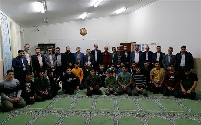 گفت‌وگوی صمیمانه مدیرکل آموزش و پرورش اصفهان با دانش‌آموزان خوابگاهی یک مدرسه