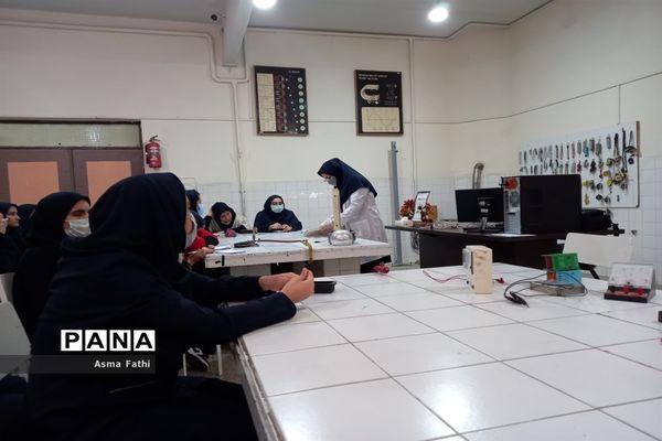 بازدید دانش‌آموزان دبیرستان علامه‌طباطبایی از پژوهش‌سرای رازی