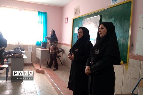 نشست کارکنان هنرستان مبتکران رودهن با اعضای انجمن اولیا و مربیان مدرسه