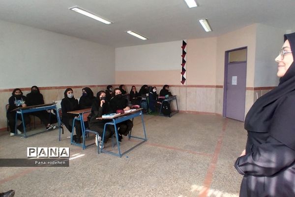 نشست کارکنان هنرستان مبتکران رودهن با اعضای انجمن اولیا و مربیان مدرسه