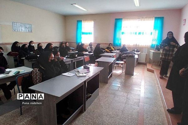 نشست کارکنان هنرستان مبتکران رودهن با اعضای انجمن اولیا و مربیان مدرسه