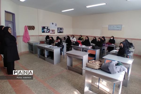 نشست کارکنان هنرستان مبتکران رودهن با اعضای انجمن اولیا و مربیان مدرسه