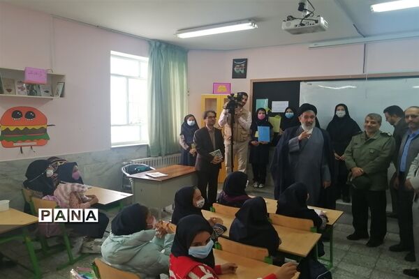 مراسم هفته کتابخوانی در دبستان علامه‌حلی