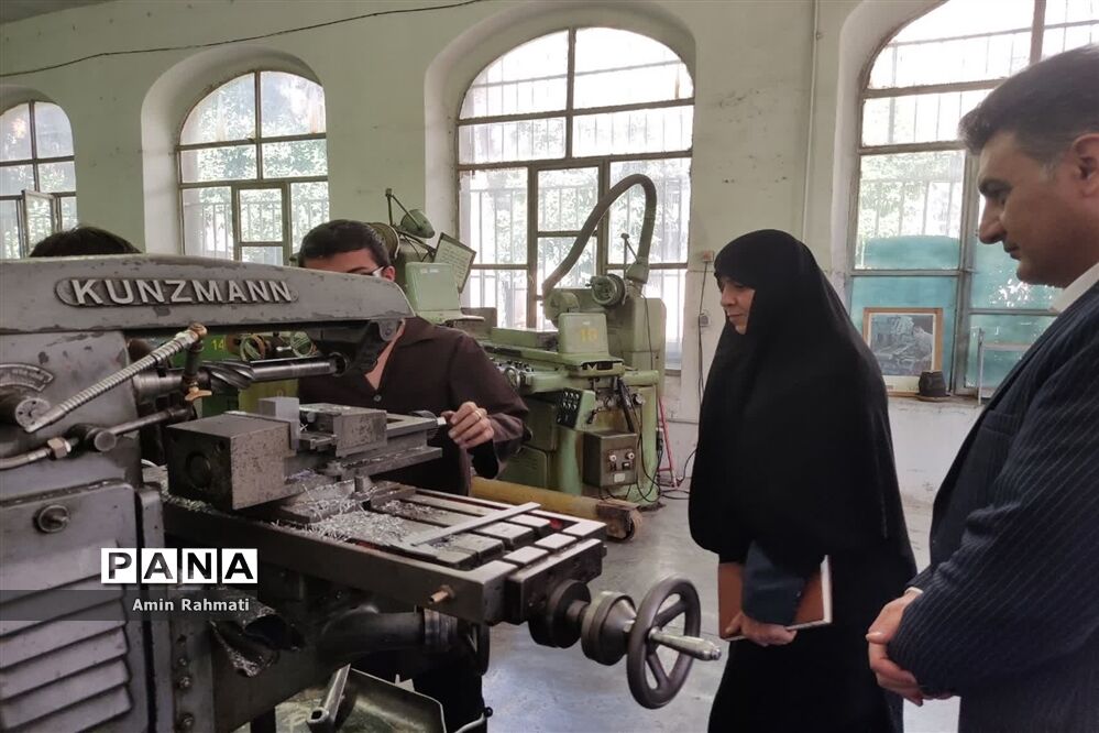 بازدید مدیر آموزش و پرورش ناحیه چهار شیراز از هنرستان ماندگار و نمونه دولتی طالقانی
