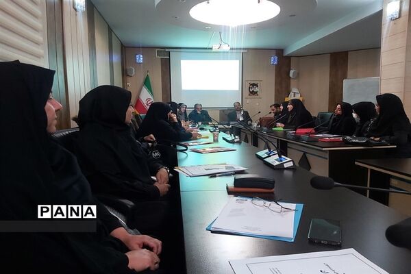 نشست هم‌اندیشی کارشناسان اداره فرهنگی و هنری استان البرز