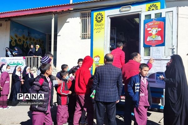 استقرار کتابخانه سیار در دبستان شهید‌غلامی «آرو» دماوند