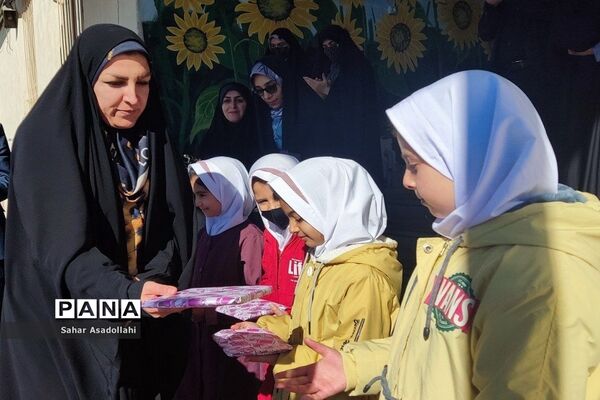 استقرار کتابخانه سیار در دبستان شهید‌غلامی «آرو» دماوند