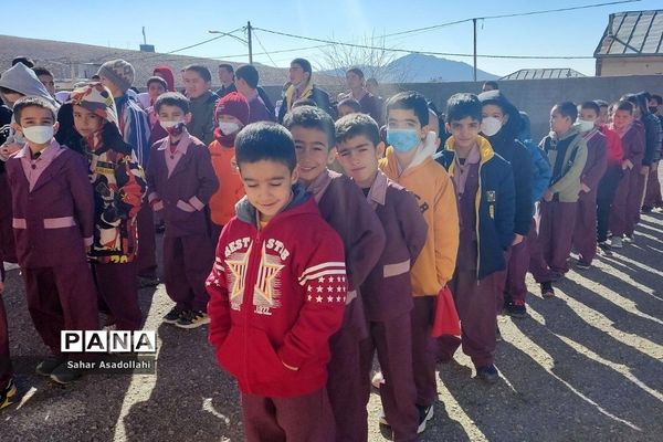 استقرار کتابخانه سیار در دبستان شهید‌غلامی «آرو» دماوند