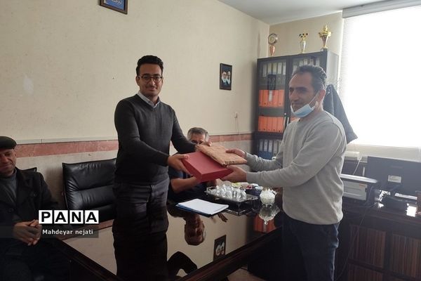 آیین هفته کتاب و کتابخوانی در دبیرستان استعدادهای درخشان شهید‌بهشتی رودهن