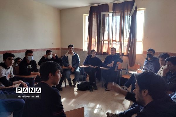 آیین هفته کتاب و کتابخوانی در دبیرستان استعدادهای درخشان شهید‌بهشتی رودهن