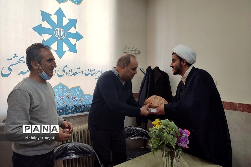 آیین هفته کتاب و کتابخوانی در دبیرستان استعدادهای درخشان شهید‌بهشتی رودهن