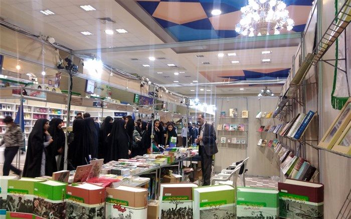 بازدید هنرجویان هنرستان صباری قم از نمایشگاه ملی دفاع‌مقدس