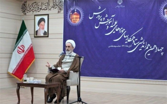 معلم، کانون سازندگی و تربیت است