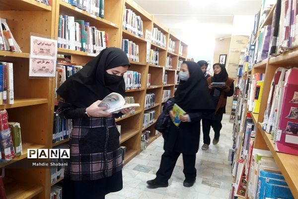 بازدید دانش‌آموزان دبستان شهید‌نجفی فدافن کاشمر از کتابخانه فدک