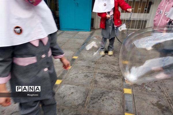 مسابقه ساخت حباب در دبستان نیایش منطقه ۱۳
