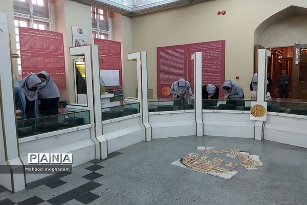 بازدید دانش‌آموزان دبیرستان شهیده معصومه قزوینی منطقه ۱۳ از کتابخانه و موزه ملی ملک