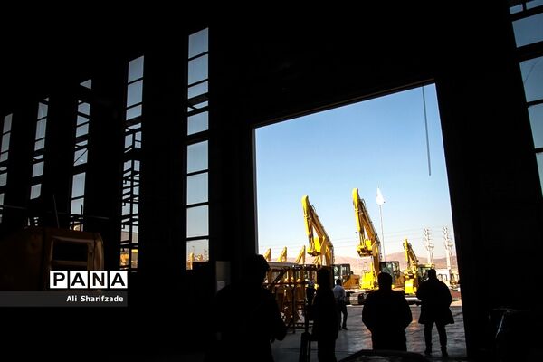 آیین واگذاری ۵۰۰ دستگاه اتوبوس شهری و ۵۰ بیل مکانیکی