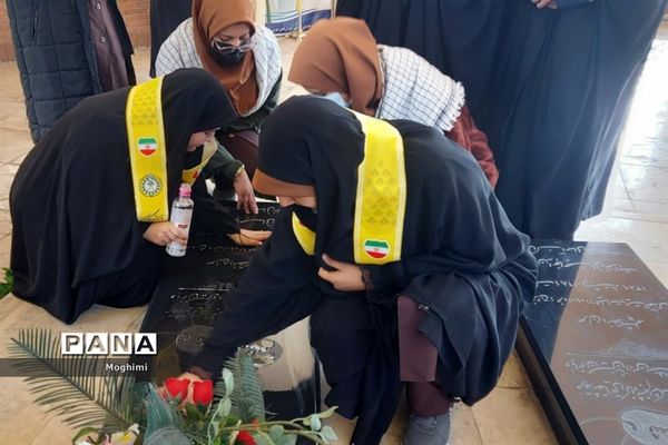 مراسم زیارت عاشورا دبیرستان شهید‌بابایی منطقه ۱۳ بر مزار شهدای گمنام