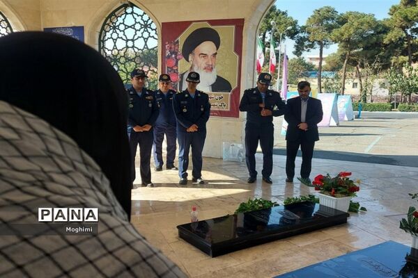 مراسم زیارت عاشورا دبیرستان شهید‌بابایی منطقه ۱۳ بر مزار شهدای گمنام