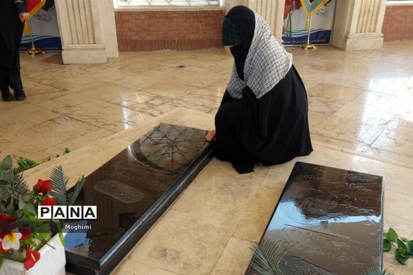 مراسم زیارت عاشورا دبیرستان شهید‌بابایی منطقه ۱۳ بر مزار شهدای گمنام