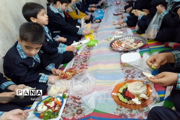 برگزاری مراسم صبحانه سلامت در دبستان احمد معینی منطقه ۱۳