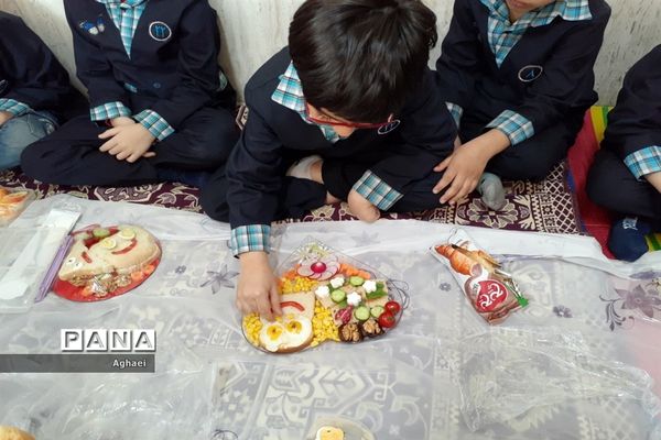 برگزاری مراسم صبحانه سلامت در دبستان احمد معینی منطقه ۱۳