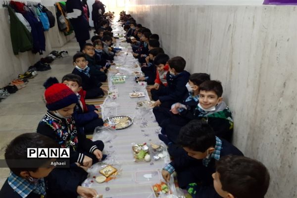 برگزاری مراسم صبحانه سلامت در دبستان احمد معینی منطقه ۱۳