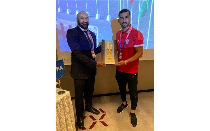 اهدای لوح ششمین حضور ایران در جام جهانی فوتبال به کاپیتان تیم ملی