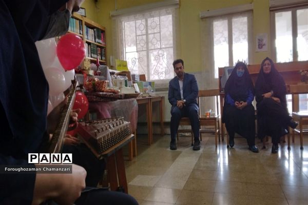 برگزاری مراسم جشن کتاب در دبیرستان نمونه مهشید مصلی‌نژاد