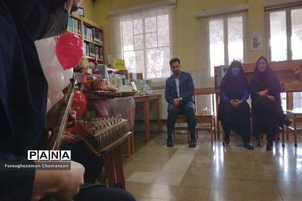 برگزاری مراسم جشن کتاب در دبیرستان نمونه مهشید مصلی‌نژاد