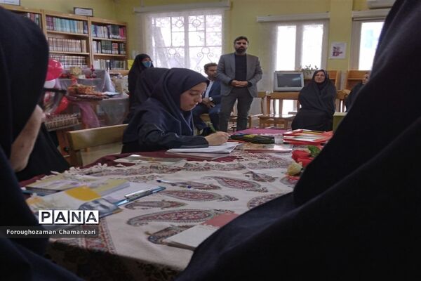 برگزاری مراسم جشن کتاب در دبیرستان نمونه مهشید مصلی‌نژاد