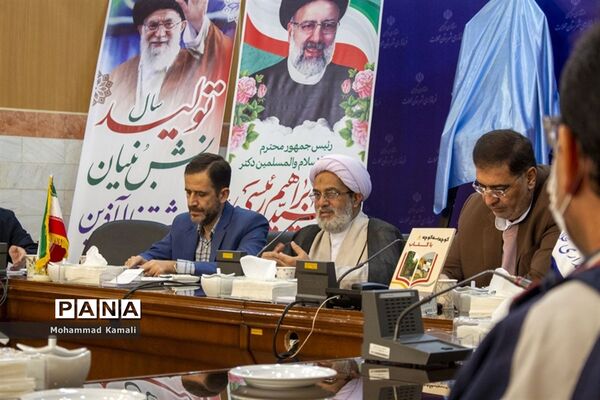 آئین رونمایی از کتاب فرهنگی محلاتی و تقدیر از فعالان فرهنگی