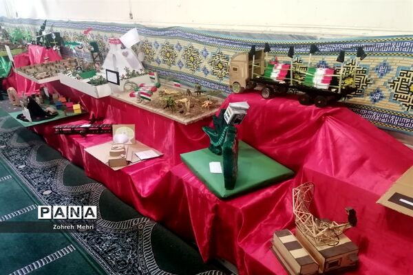 نمایشگاه دست‌سازه‌های دانش‌آموزی در دبیرستان ریحانه قم