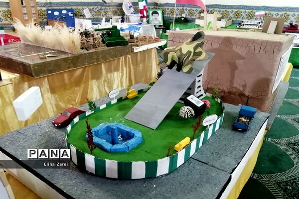 نمایشگاه دست‌سازه‌های دانش‌آموزی در دبیرستان ریحانه قم